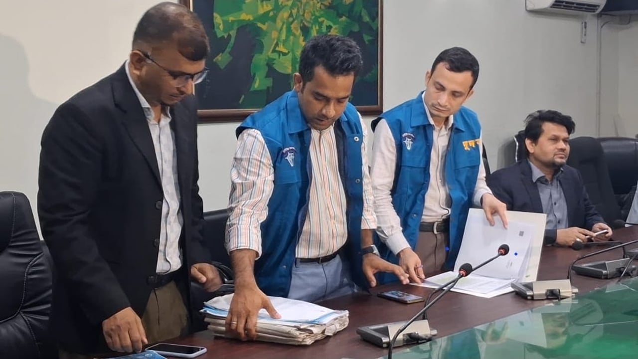 চার কর্মকর্তার অর্ধ কোটি টাকা ঘুস কারবার