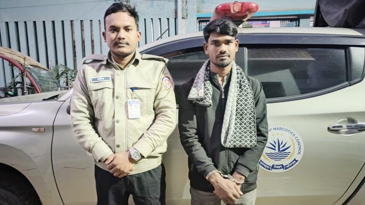 ফার্মেসির আড়ালে মাদক বেচাকেনা, কারবারি সেলসম্যান গ্রেপ্তার