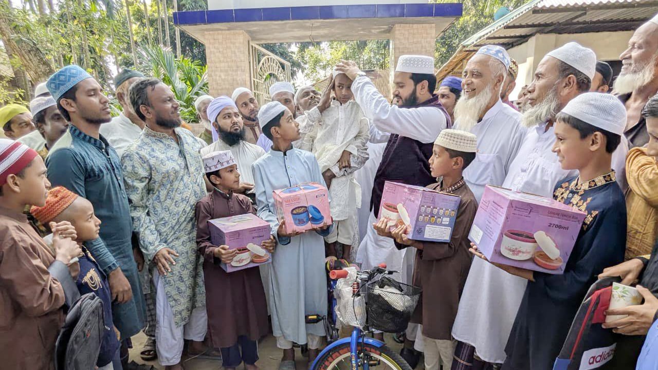 টানা ৪০ দিন জামায়াতে নামাজ পড়ে উপহার পেল শিশুরা