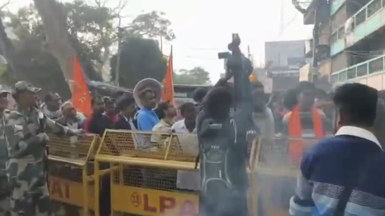 পেট্রাপোল সীমান্তে হিন্দুত্ববাদীদের বাংলাদেশ অভিমুখী লংমার্চ