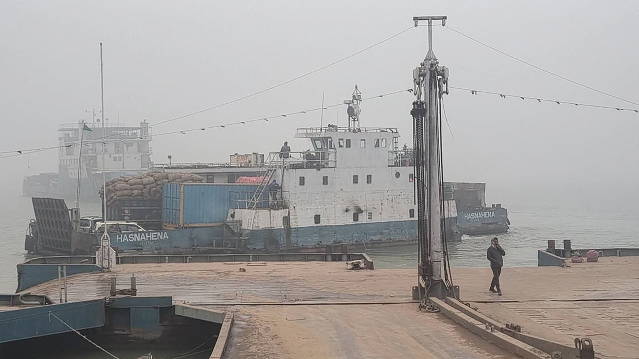 ঘন কুয়াশায় আবারো দৌলতদিয়া–পাটুরিয়া নৌরুটে ফেরি চলাচল বন্ধ