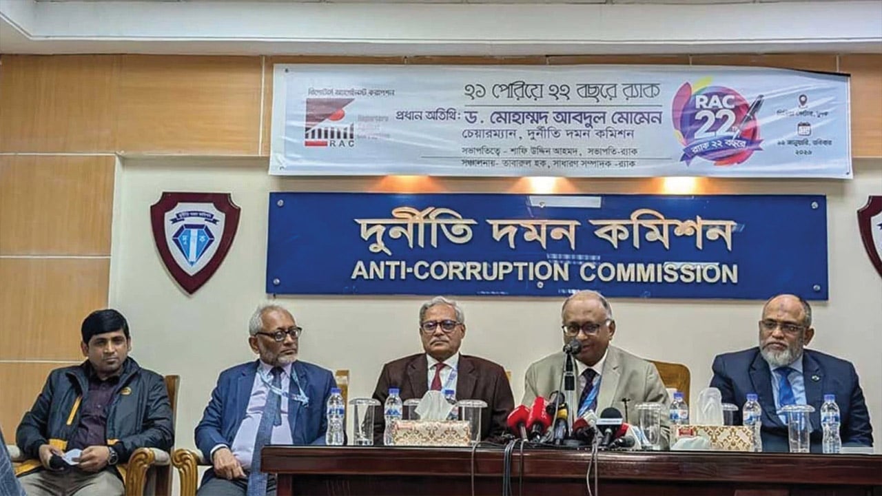 ২০০৮ সালেই শেখ হাসিনার প্রার্থিতা বাতিল হওয়ার কথা ছিল: দুদক চেয়ারম্যান