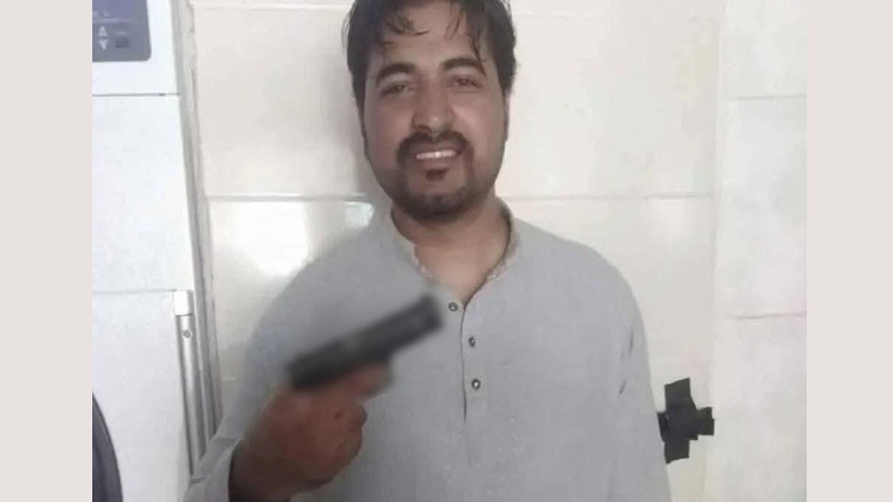 রাঙ্গুনিয়ায় অস্ত্র হাতে ছবি ভাইরাল, গ্রেপ্তার যুবক