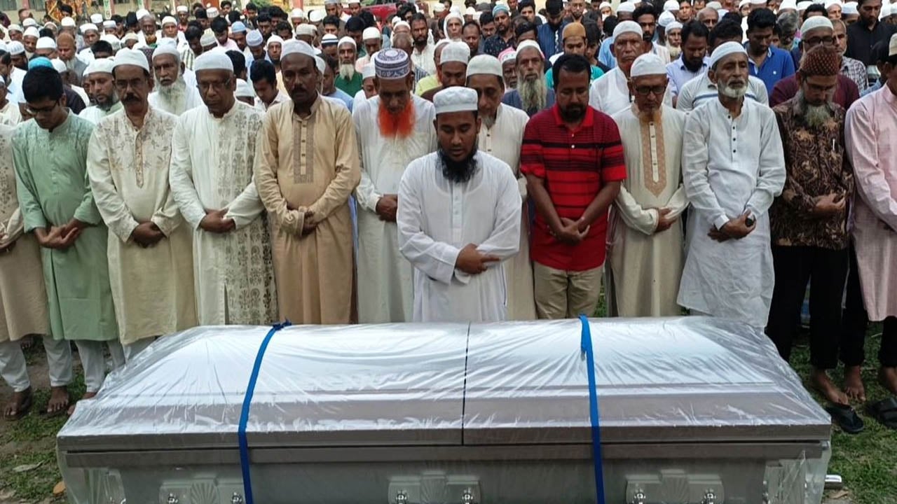 বাড়ির আঙিনায় দাদা-দাদির কবরের পাশে বৃষ্টির লাশ দাফন