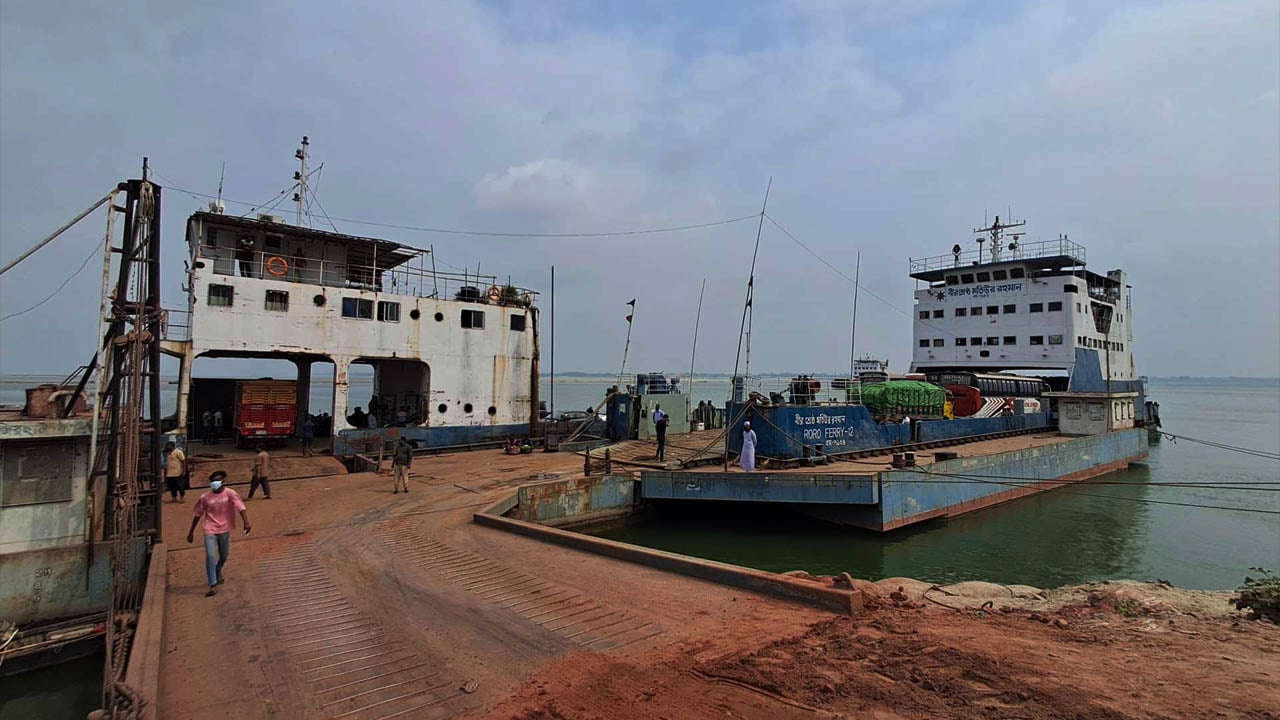 বৈরী আবহাওয়ায় দৌলতদিয়া-পাটুরিয়া নৌযান চলাচল বন্ধ