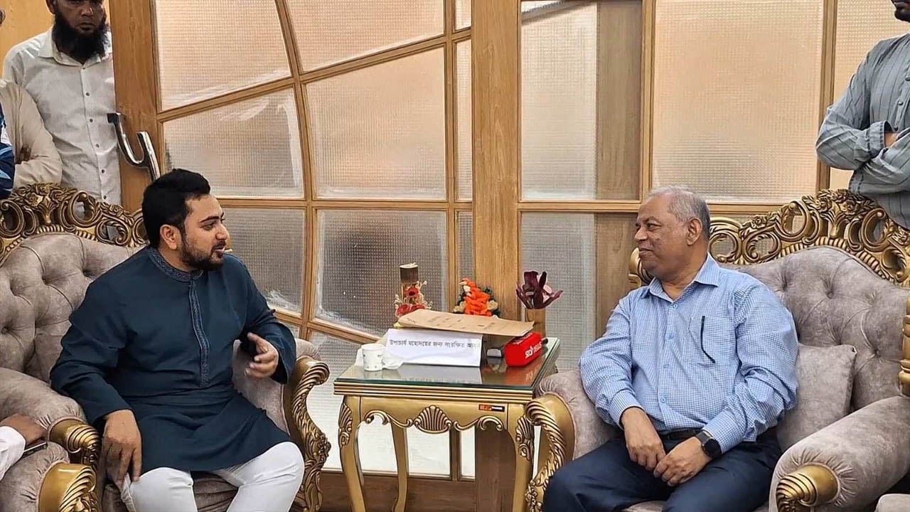 বিশ্ববিদ্যালয়ে যেন দলীয়করণ না হয়: চবি উপাচার্যকে নাহিদ ইসলামের অনুরোধ