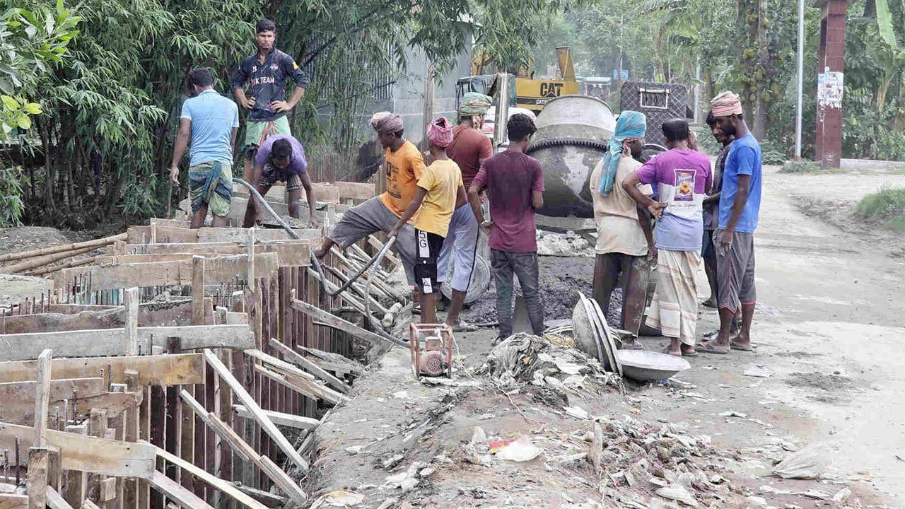 ধুনট পৌরসভায় বেড়েছে নাগরিক সুবিধা, বদলাচ্ছে শহরের চিত্র