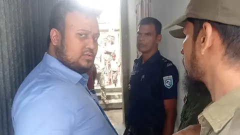বদলির প্রজ্ঞাপনের পর সাংবাদিকের বাড়িতে তল্লাশি, মেলেনি মাদক
