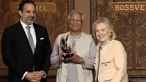 হিলারি ক্লিনটন অ্যাওয়ার্ড পেলেন ড. ইউনূস