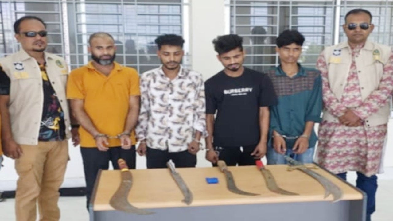 বরিশালে দেশীয় অস্ত্র-মাদকসহ গ্রেপ্তার ৪