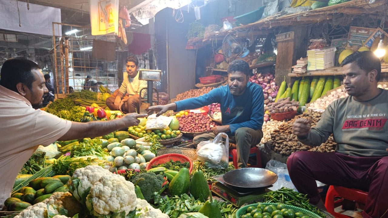 রাজশাহীতে কাঁচাবাজারে নিম্ন আয়ের ক্রেতাদের নাভিশ্বাস