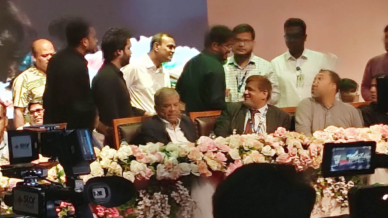 ছাত্রদলকে বক্তব্যের সুযোগ দেওয়ায় অনুষ্ঠান বর্জন শিবির ও বৈষম্যবিরোধীদের
