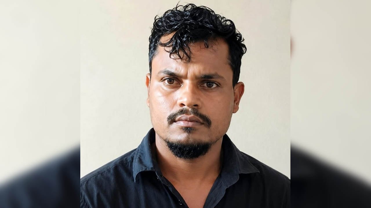 ইউনিয়ন পরিষদ ভবনের ছাদে বিএনপি নেতার ইয়াবা সেবনের আসর