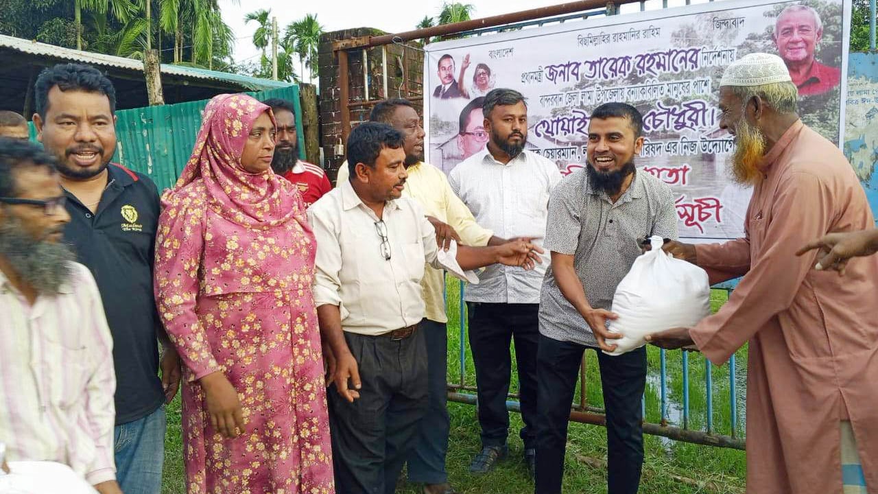 দুর্যোগে ক্ষতিগ্রস্ত মানুষের পাশে দাঁড়ালেন বিএনপি নেতা