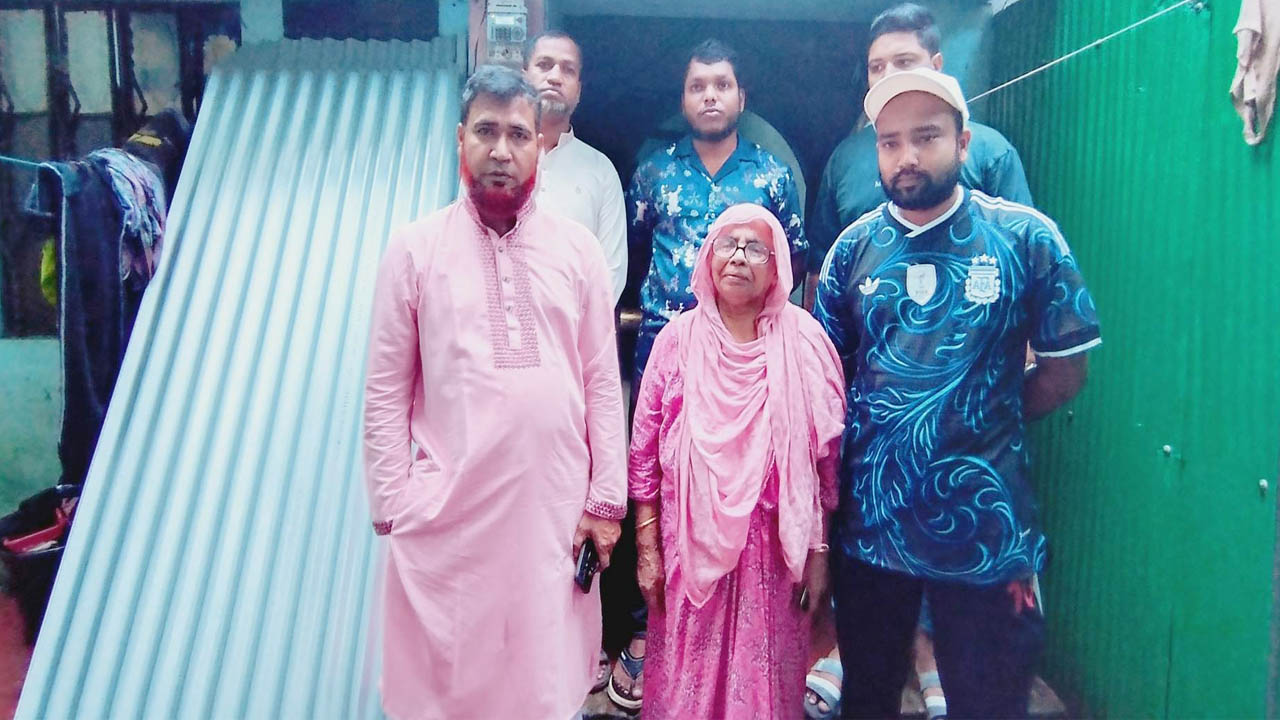 বৃদ্ধার ঘর মেরামতে ঢেউটিন দিলেন বিএনপি নেতা