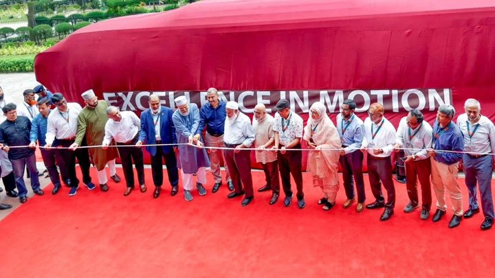শিক্ষার্থীদের নিরাপদ ও স্বস্তিকর যাত্রায় ইউআইইউতে চালু হলো ১৮ এসি বাস