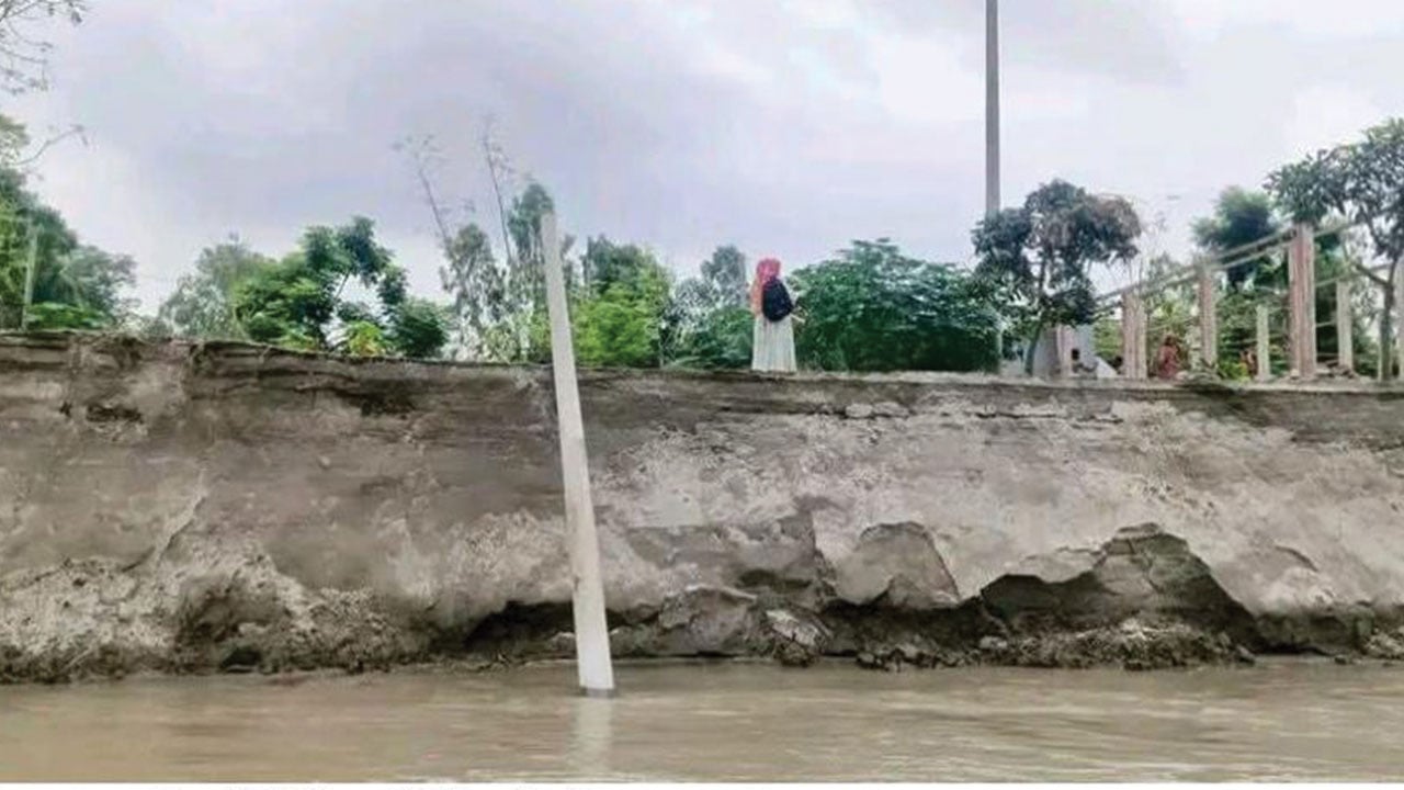 বিভিন্ন স্থানে নদীভাঙনে বিলীন হচ্ছে শত শত মানুষের ভিটামাটি