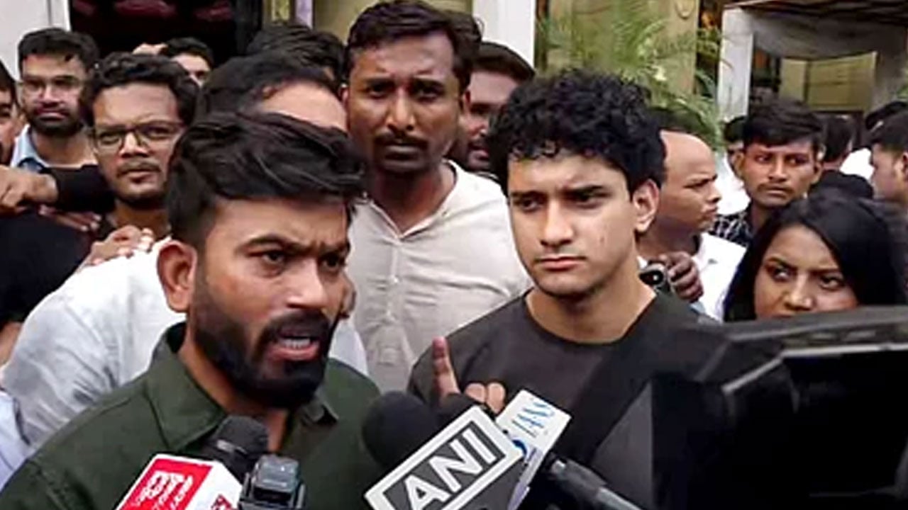 ককরোচ স্বেচ্ছাসেবকের বাবা হত্যায় প্রতিবাদের ঝড়, খুনিদের দ্রুত গ্রেপ্তার দাবি