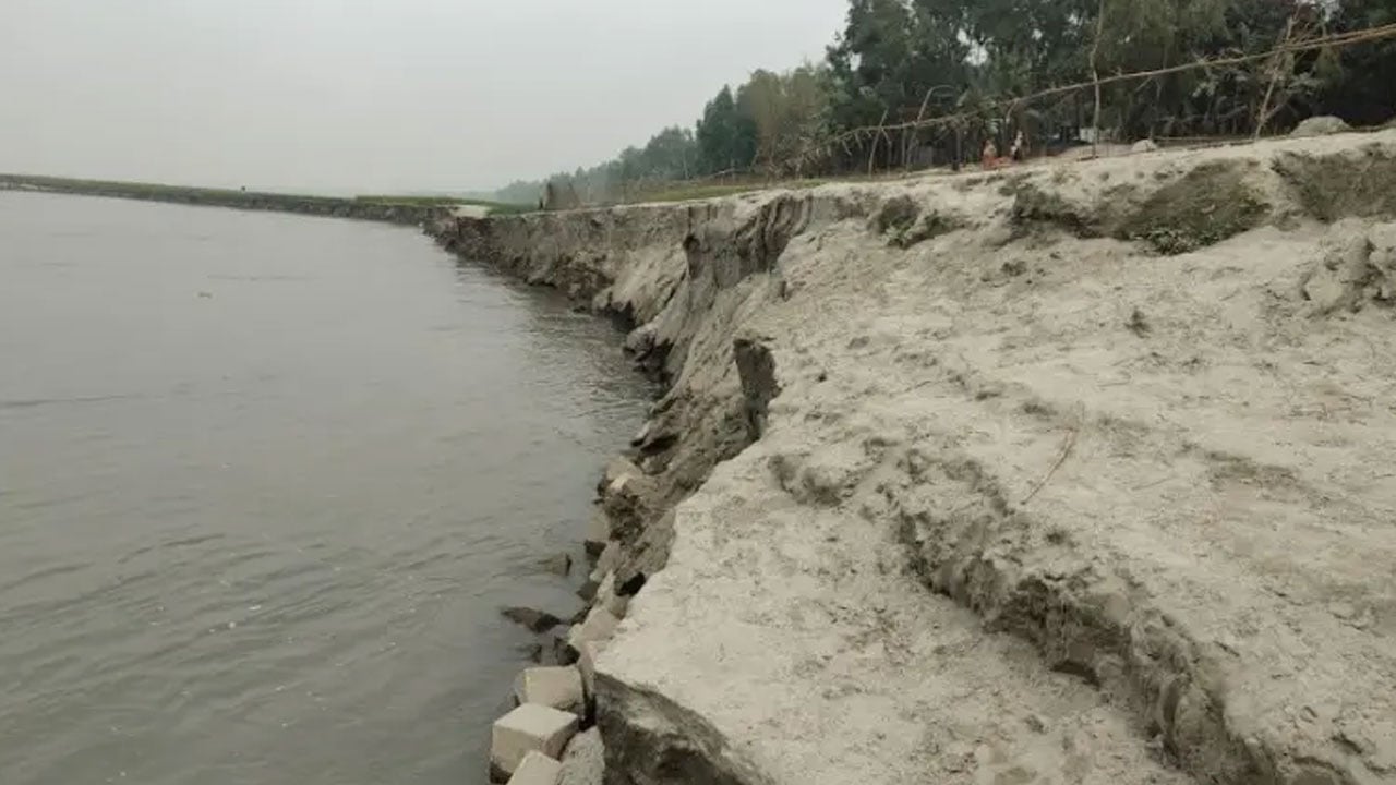 মুহূর্তেই তলিয়ে যাচ্ছে বসতবাড়িসহ ফসলি জমি