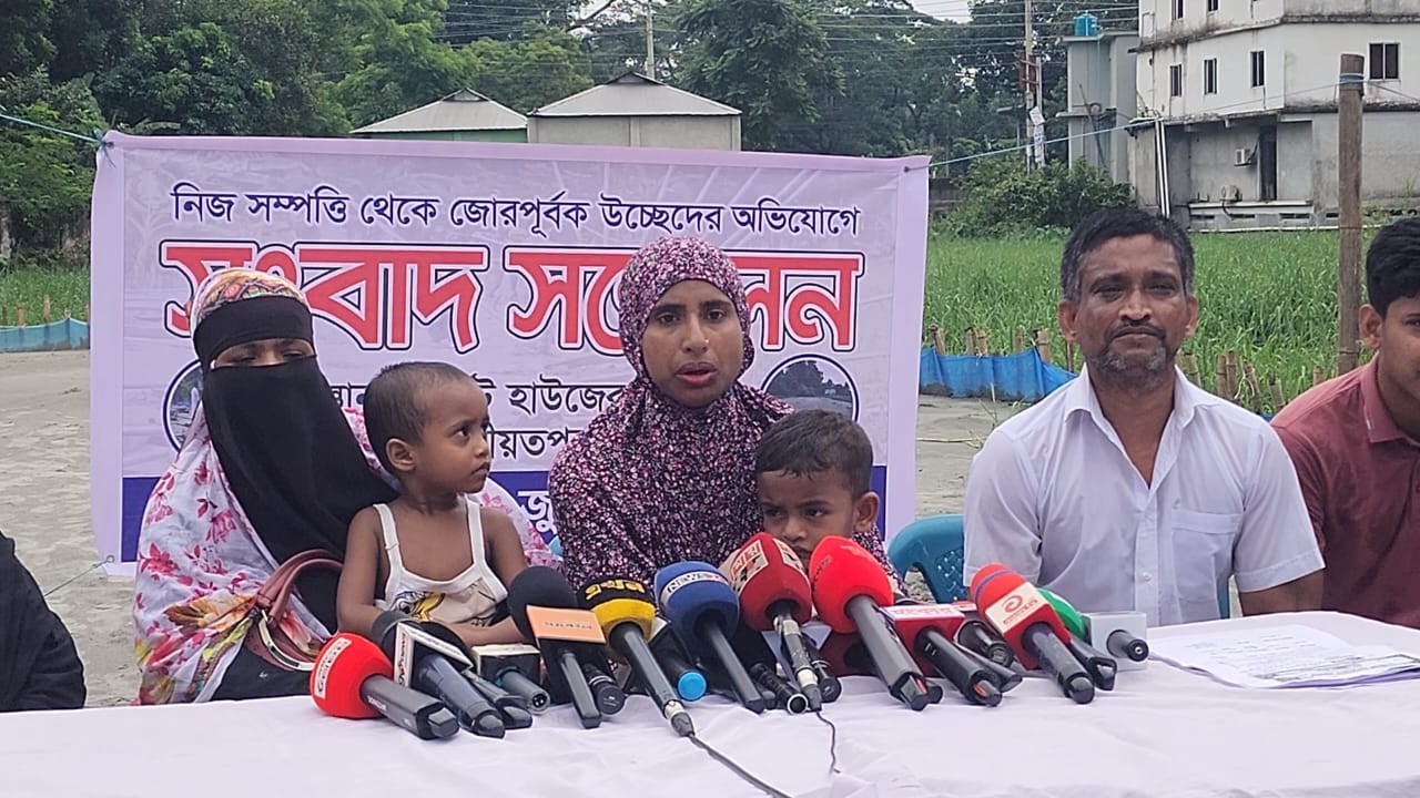 কেনা জমিতে ঘর নির্মাণ করতে দিচ্ছেন না শরীয়তপুরের ডিসি
