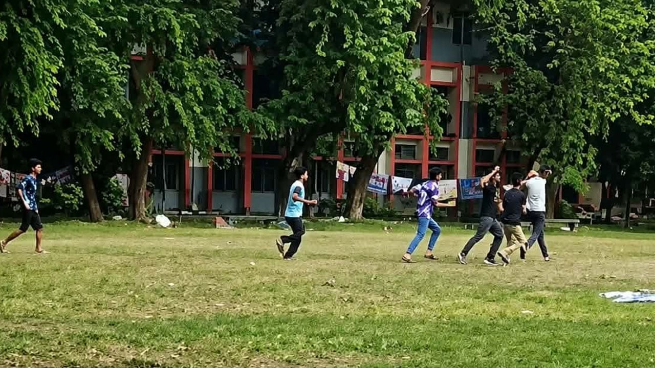 ছাত্রশক্তি নেতাকে মারধর করে ফেসবুক লাইভে হেনস্তা, অভিযোগ ছাত্রদলের বিরুদ্ধে