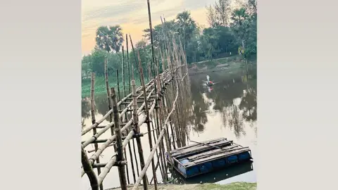 ডাকাতিয়ায় সেতু নেই, স্বেচ্ছাশ্রমে বাঁশের সাঁকো