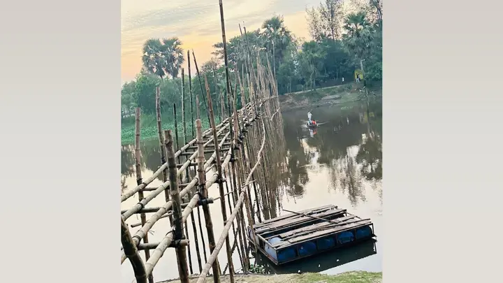 ডাকাতিয়ায় সেতু নেই, স্বেচ্ছাশ্রমে বাঁশের সাঁকো