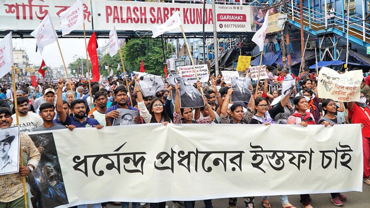 কলকাতায় শিক্ষার্থীদের ওপর পুলিশের লাঠিচার্জ