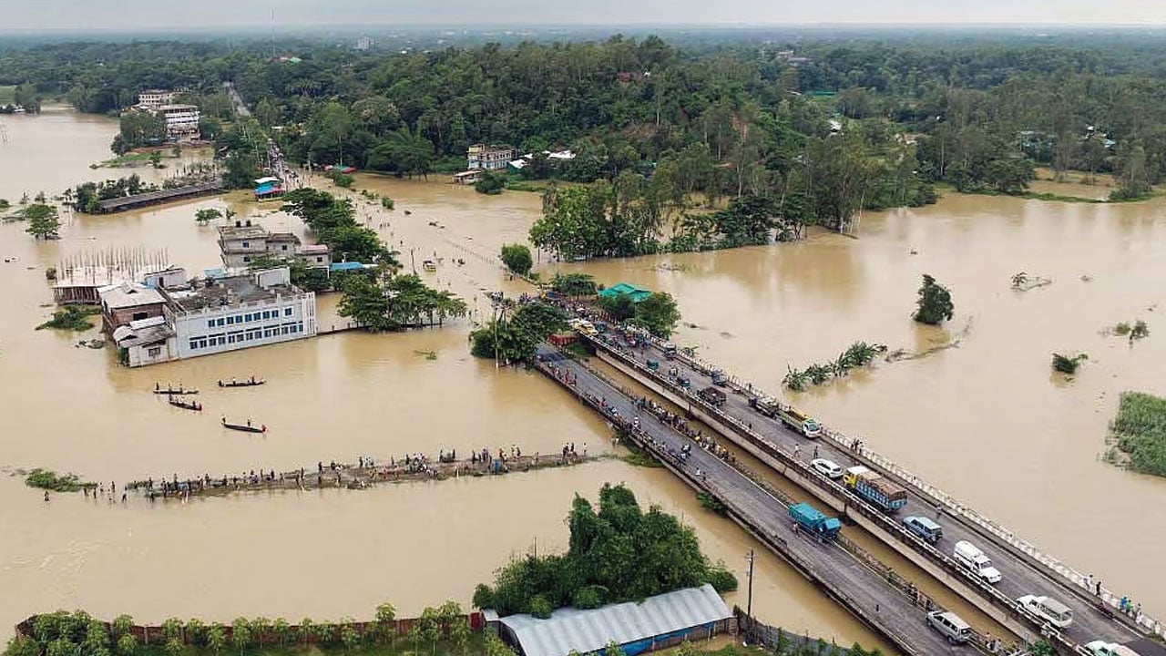 সাত জেলায় আড়াই লাখের বেশি মানুষ পানিবন্দি, মৃত্যু ৫১