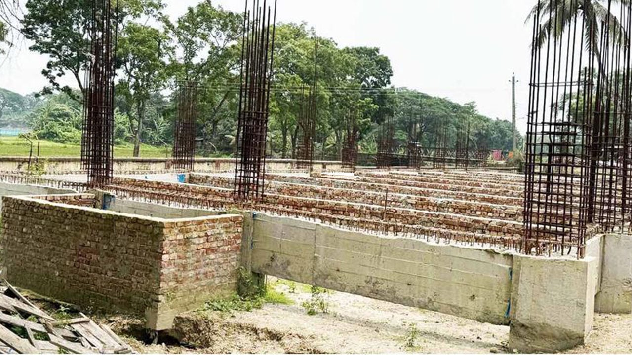 খাদ্যগুদাম নির্মাণকাজ বন্ধ রেখে ঠিকাদার লাপাত্তা