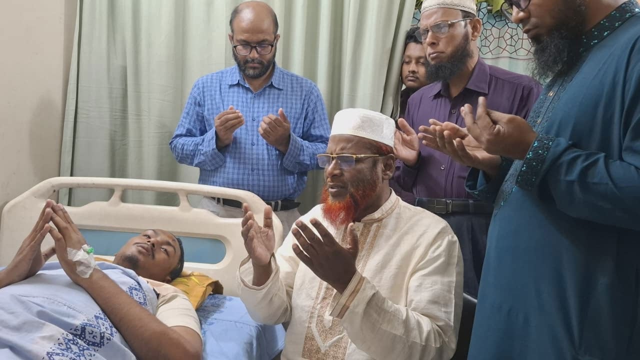 চট্টগ্রামে হামলায় আহত শিক্ষার্থীকে দেখতে হাসপাতালে জামায়াত সেক্রেটারি