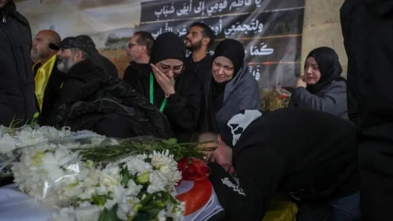 ইসরাইলি হামলায় নিহত তিন সাংবাদিকের শেষ বিদায়ে শত শত মানুষ