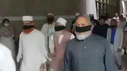 মুখে কালো কাপড় বেঁধে সংসদ ভবন থেকে বেরিয়ে গেল বিরোধীদল