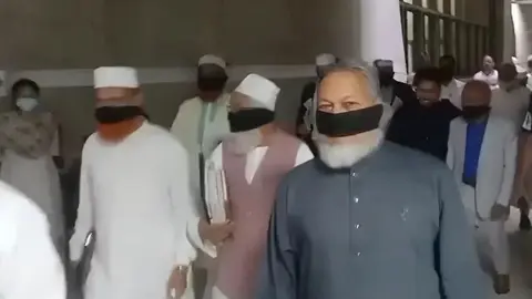 মুখে কালো কাপড় বেঁধে সংসদ ভবন থেকে বেরিয়ে গেল বিরোধীদল