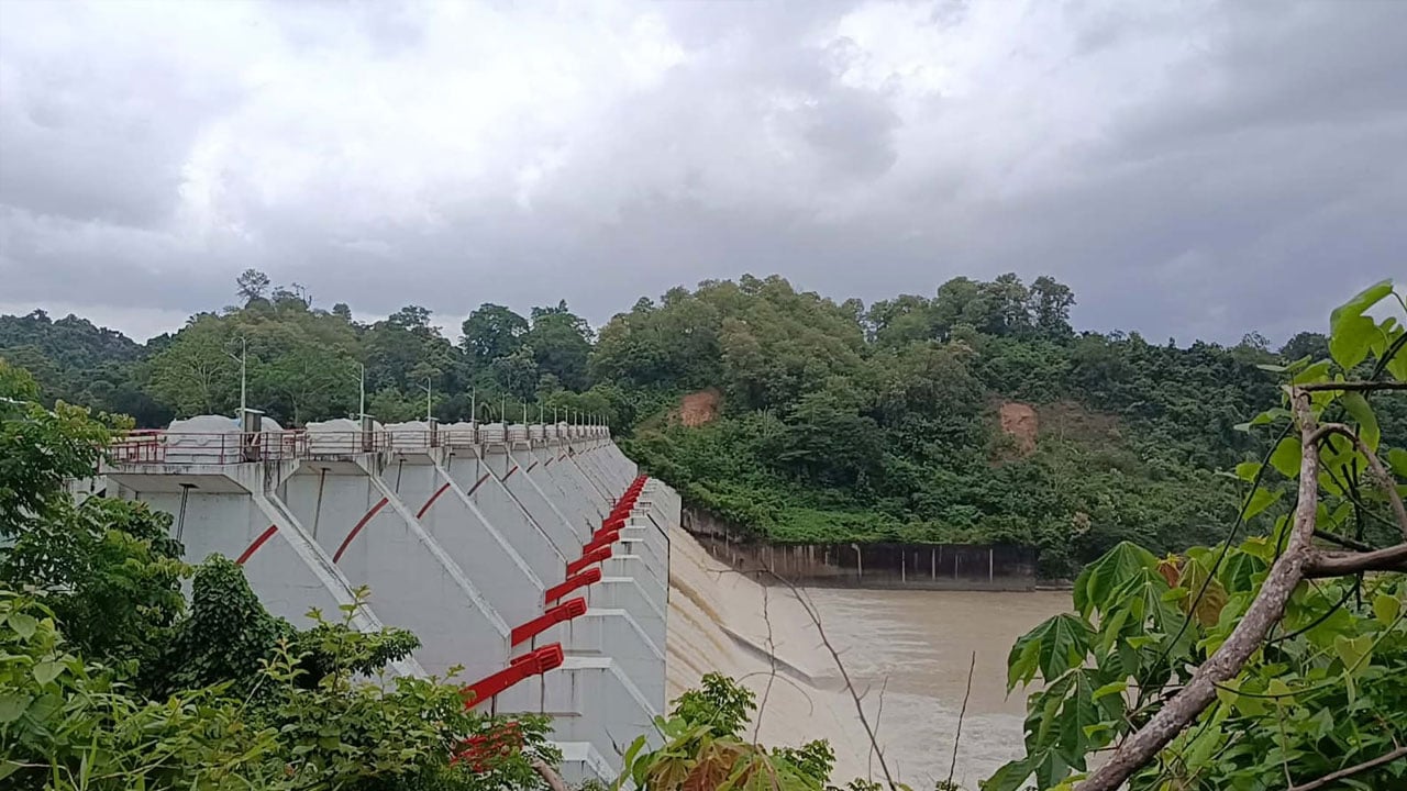 কাপ্তাই হ্রদে পানির চাপ, একসঙ্গে খুলে দেওয়া হলো ১৬ জলকপাট