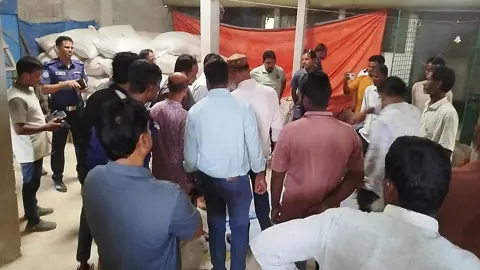 নকল সার তৈরির গোডাউনে অভিযান, জব্দ বিপুল পরিমাণ উপকরণ
