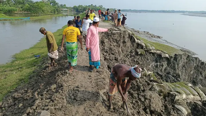 ধসে গেছে আশাশুনির কুড়িকাহুনিয়া বেড়িবাঁধ