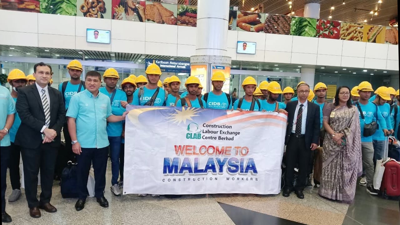 মালয়েশিয়ায় পৌঁছেছে দেশে আটকে পরা কর্মীদের প্রথম ফ্লাইট