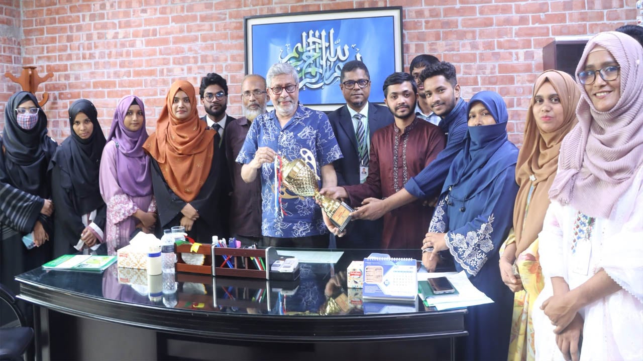 বিতর্ক প্রতিযোগিতায় চ্যাম্পিয়ন এমআইইউডিসি, ভিসির সঙ্গে শুভেচ্ছা বিনিময়