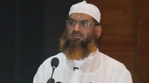 বৃদ্ধ মা-বাবার নিরাপত্তার নামে শরিয়াহ বিধানকে পাশ কাটানোর সুযোগ নেই: মামুনুল হক