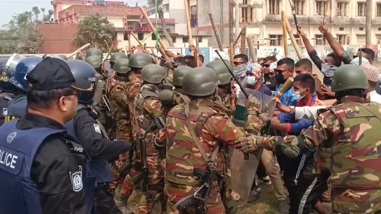 ভোটকেন্দ্রের নিরাপত্তা নিশ্চিতে যৌথ বাহিনীর মহড়া