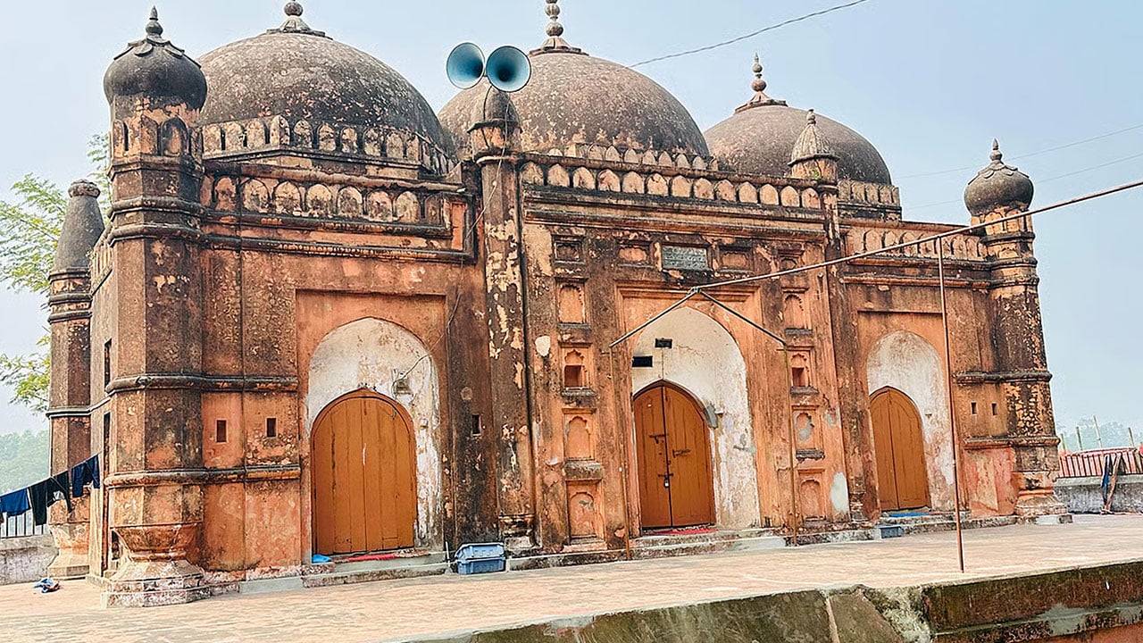 কালের সাক্ষী মনোহরগঞ্জের ৪০০ বছর আগের গায়েবি মসজিদ 