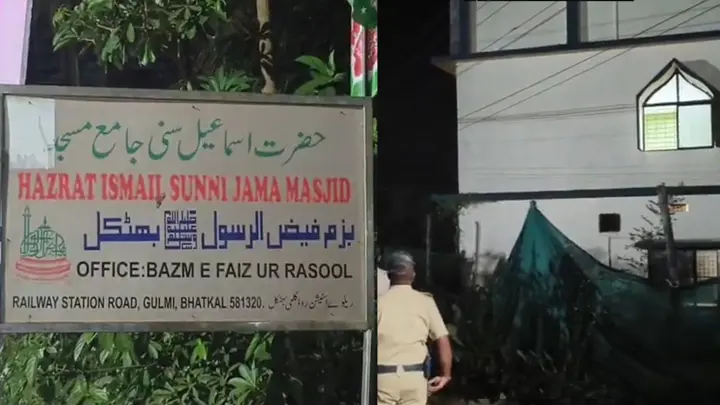 ভারতে হিন্দুদের মিছিল থেকে মসজিদ-মাদরাসায় পাথর নিক্ষেপ
