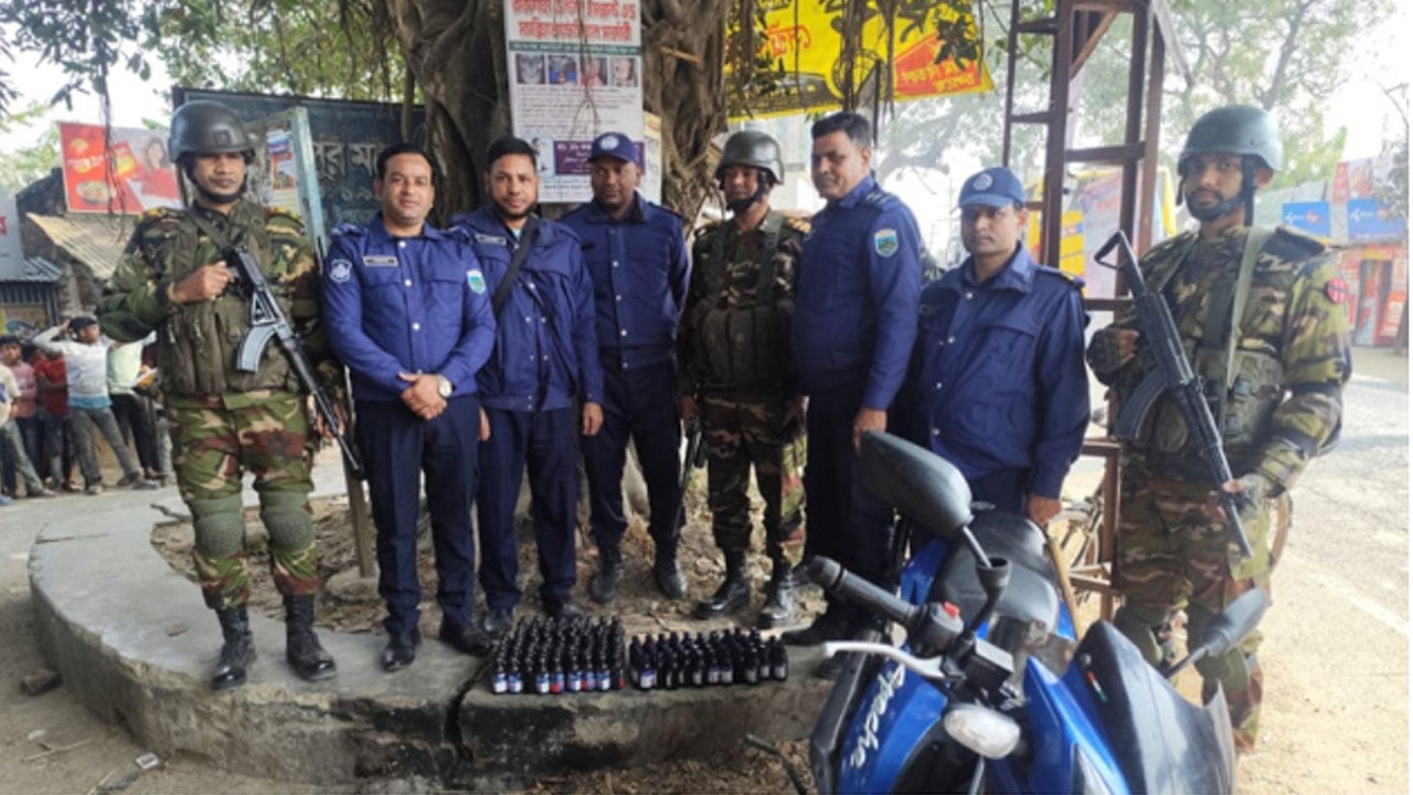 ধরা পড়ার ভয়ে চেকপোস্টে মোটরবাইক ফেলে পালাল মাদক ব্যবসায়ী