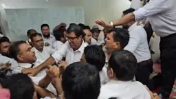 আইনজীবীদের ওপর হামলার অভিযোগ, দুই ঘণ্টা অবরুদ্ধ নাসিক প্রশাসক