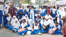 প্রধান শিক্ষিকার বিরুদ্ধে দুর্নীতির অভিযোগে নাটোরে শিক্ষার্থীদের বিক্ষোভ
