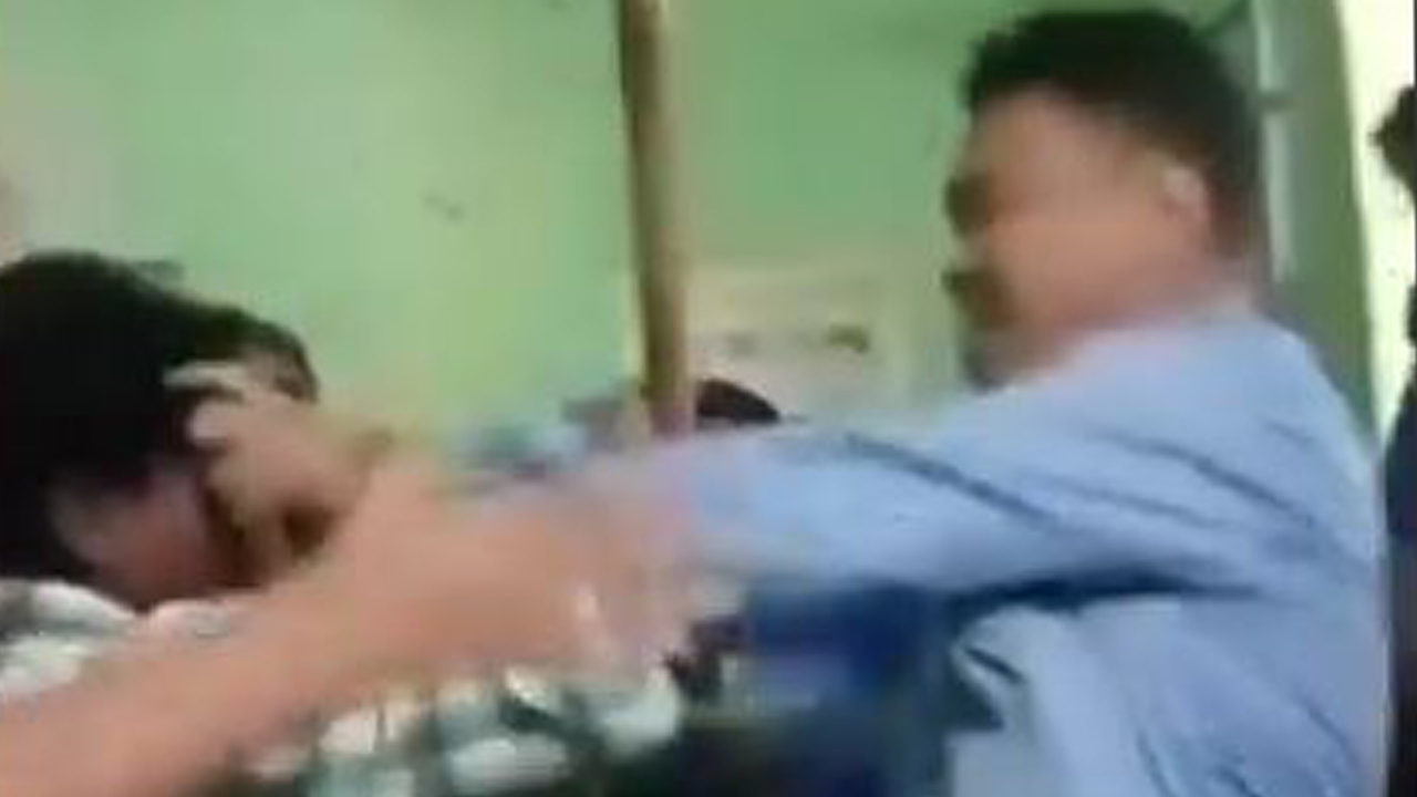 লাঠি দিয়ে যুবককে পেটানোর ভিডিও ভাইরাল, সেই ইউএনওর শাস্তি দাবি