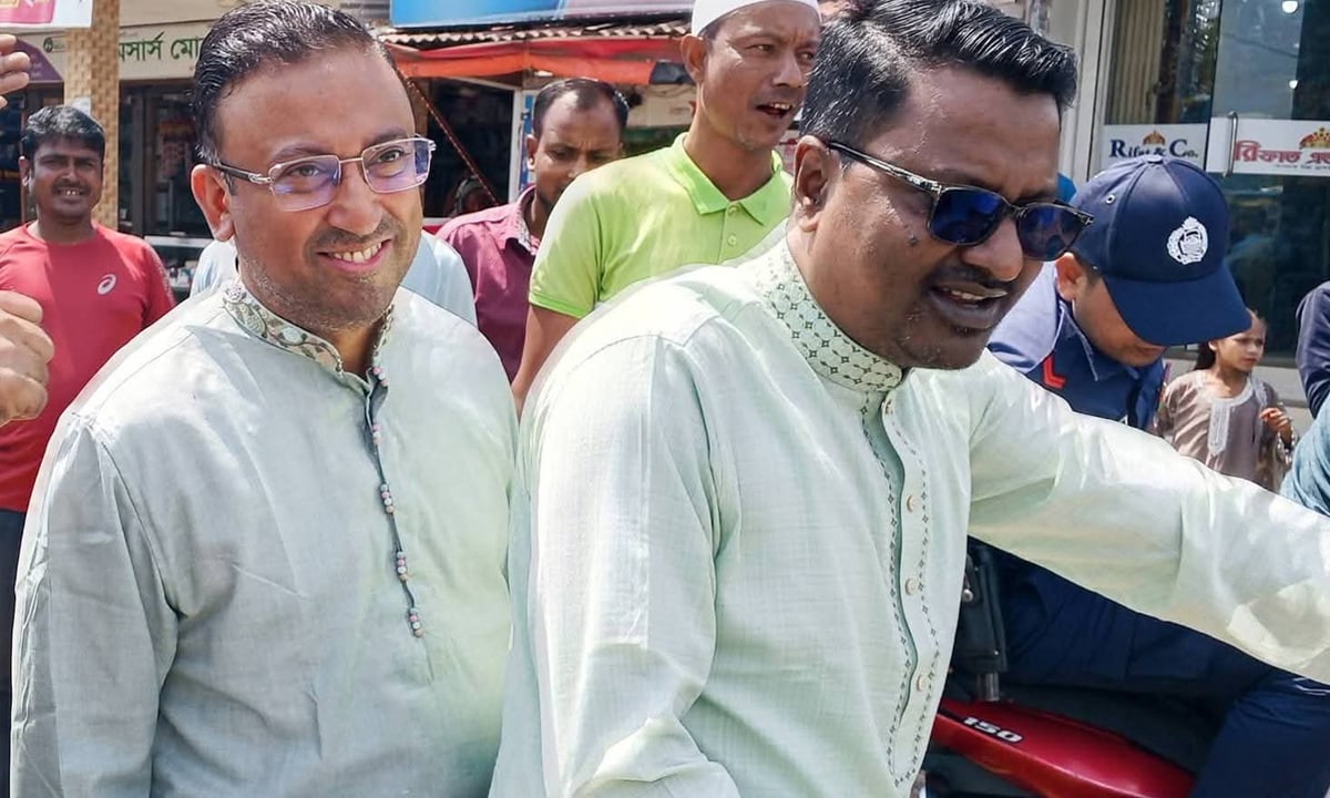 গ্রামে গ্রামে ঘুরে মানুষের সঙ্গে ঈদের আনন্দ ভাগ করলেন হুমায়ুন কবির