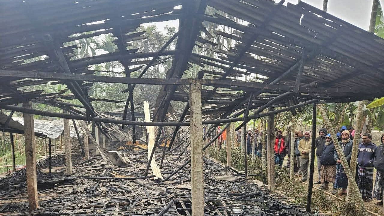 দিনাজপুরে খামার আগুনে লেগে নিঃস্ব হলো একটি পরিবার