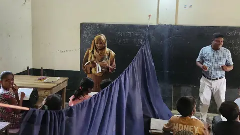 দৌলতপুরে প্রাথমিক শিক্ষার বেহাল দশা অর্ধশতাধিক স্কুল ভবন ঝুঁকিপূর্ণ 